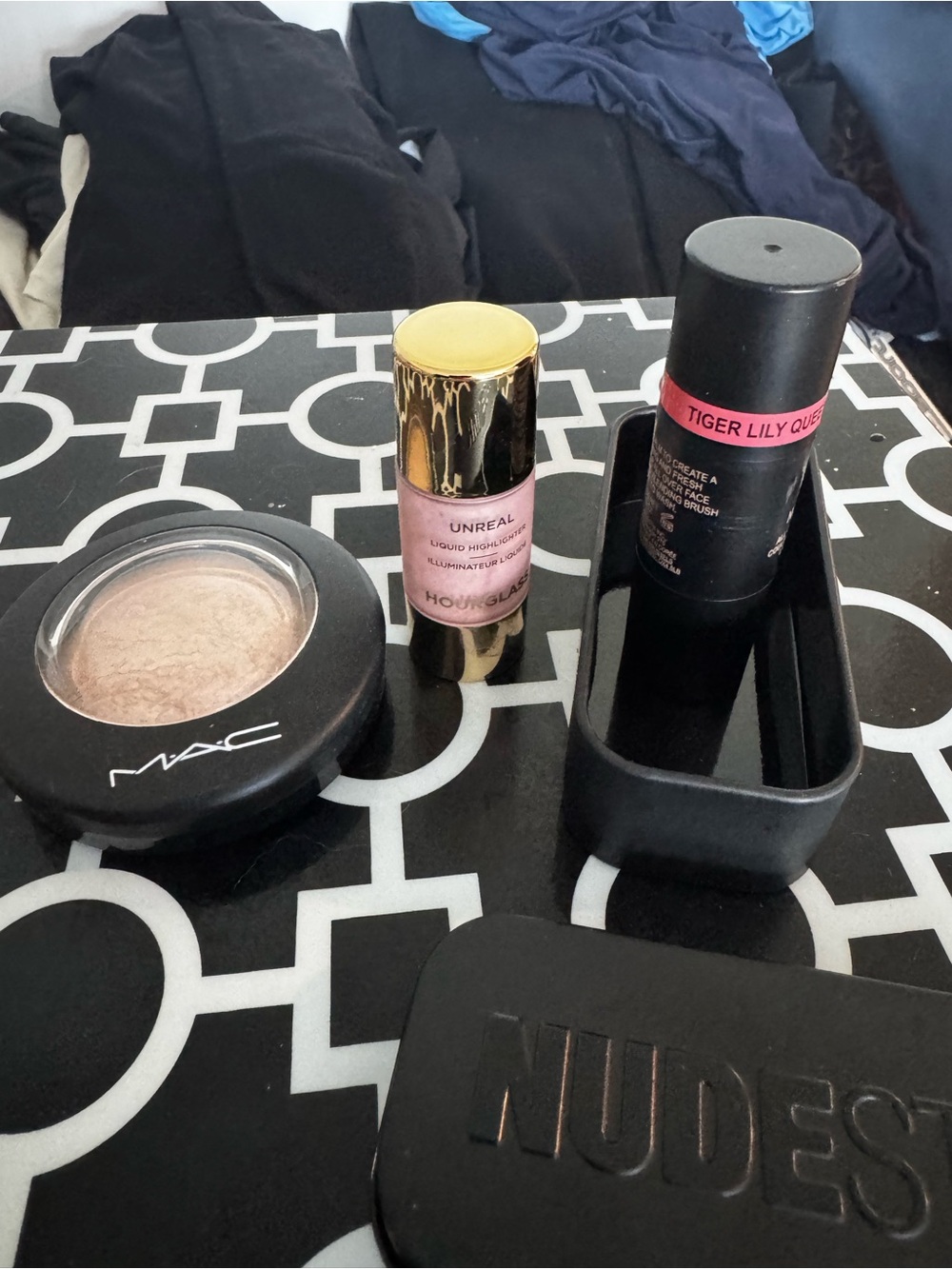 Highlighter trio with Mac, Hourglass and Nudestix